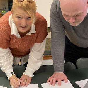 Formand for Lederforeningen i BUPL Kristine Schroll underskriver den nye overenskomstaftale for pædagogfaglige ledere