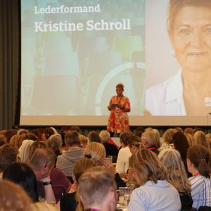 Formand for Lederforeningen i BUPL, Kristine Schroll, på scenen ved Den Nationaler Lederkonference 2026
