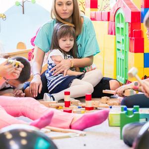 Foto af pædagog med børn