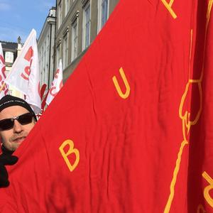 Foto fra demonstration foran forligsen