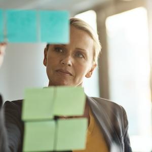 kvindelig leder og post-it-sedler; planlægger