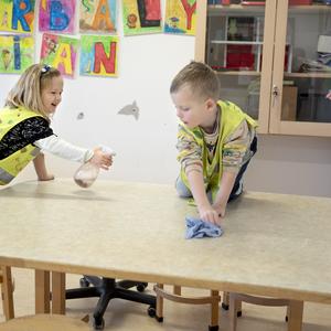 Anker og Marley hjælper med rengøring i daginstitutionen Vibereden