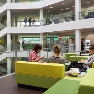 Studerende på Via University College