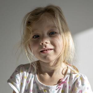Pige i skygge med lysstribe på. Podcasten handler om underretninger.