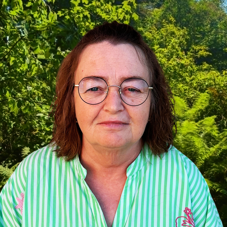 Anita med natur i baggrunden