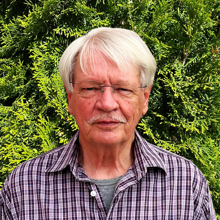 Claus med natur i baggrund