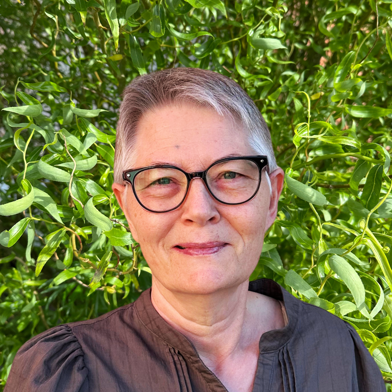 Gitte med natur i baggrunden