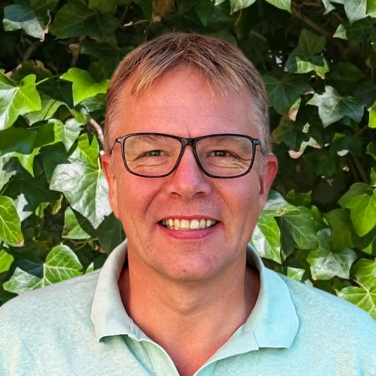 Henrik L med natur i baggrunden