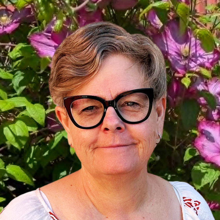 Kirsten med natur i baggrunden