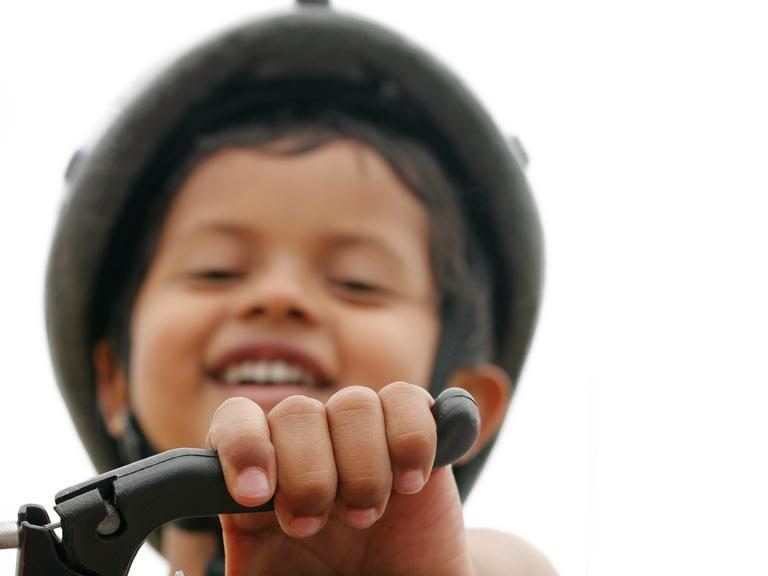 Et barn bruger håndbremsen på en cykel 