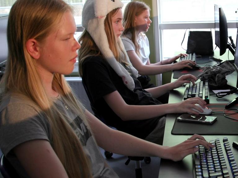 Piger spiller på computer