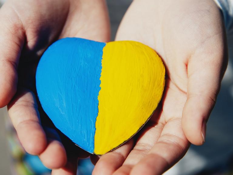 Foto af hjerte malet i ukrainske farver