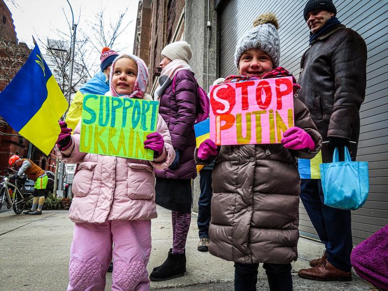 to børn demonstrerer for fred i Ukraine