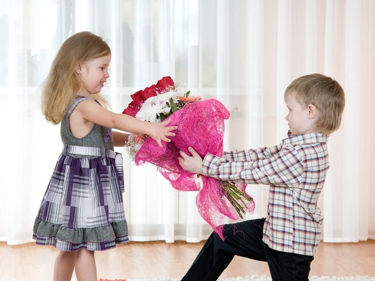 Dreng giver pige en buket blomster
