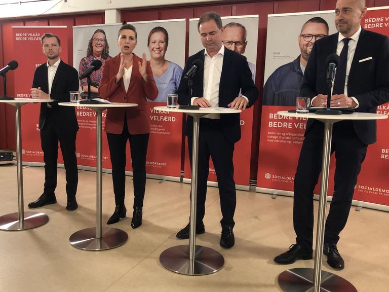 Peter Hummelgaard, Mette Frederiksen, Nicolai Wammen, Magnus Heunicke til pressemøde på Plejecenter Sølund
