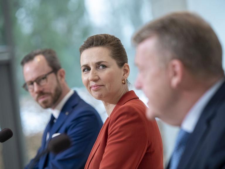 Mette Frederiksen præsenterer regeringsgrundlag med Lars Løkke Rasmussen og Jakob Ellemann Jensen