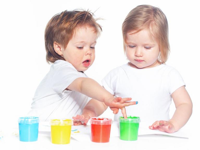 To børn leger med maling