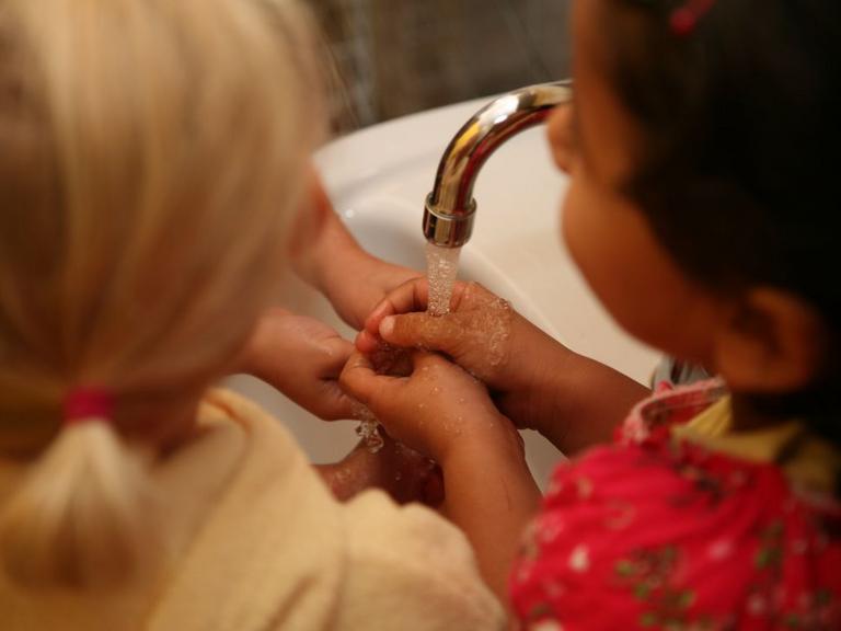 børn vasker hænder ved håndvask