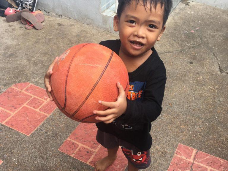 Gadebarn med bold