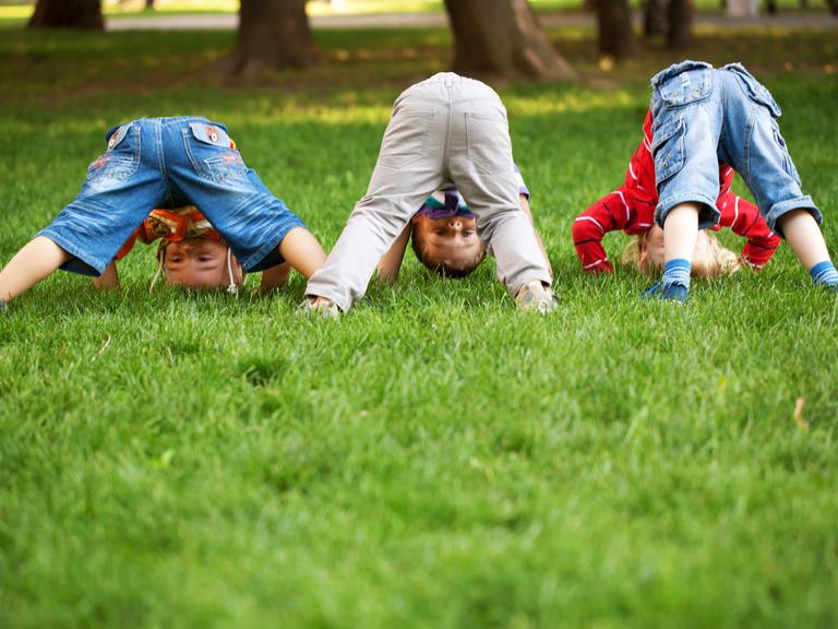 3 børn på en græsplæne