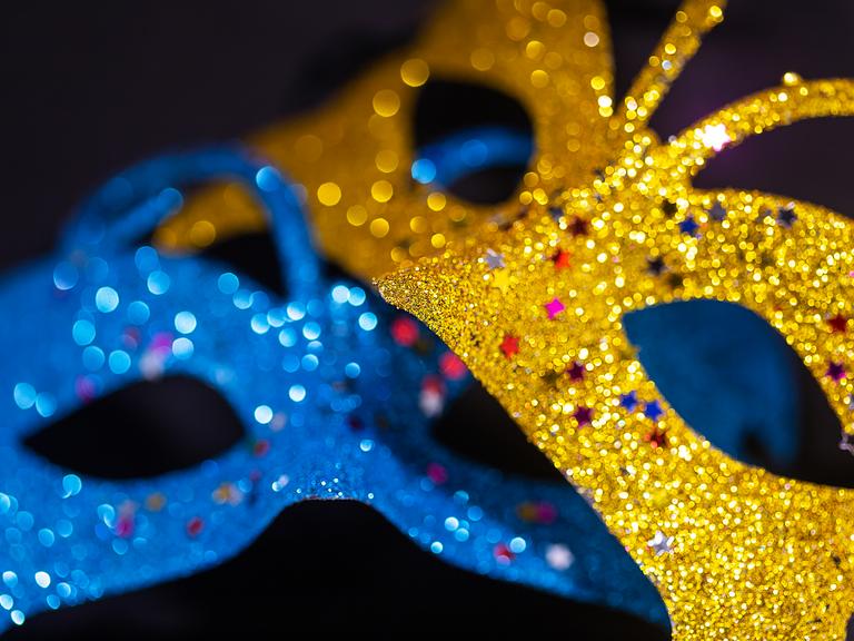 venetianske masker i blå og guld