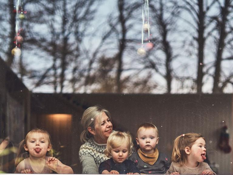 Sanne Thyrgaard og en gruppe børn i daginstitutionen Tinsoldaten i Hvidovre kigger ud ad vinduet og hygger sig