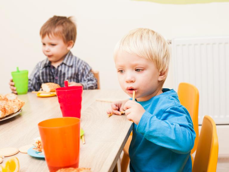 Børn spiser i vuggestuen