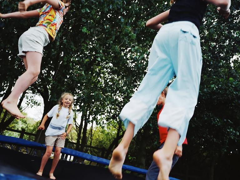 Børn hopper på trampolin