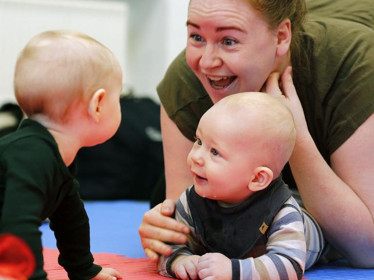 Annette Rosendahl Nielsen er motorikvejleder i Funder Børnehus og mor til Theodor, som her er med på kursus i babymotorik.