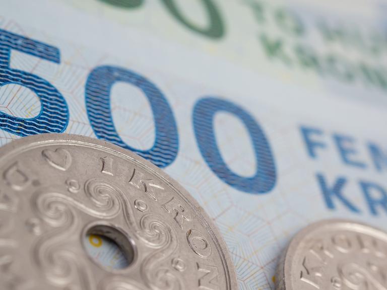 500 krone-seddel samt 5-kroner 