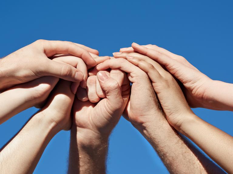 mange hænder i vejret