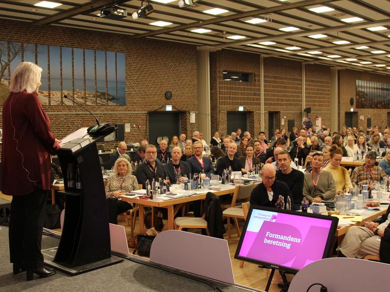 Elisa Rimpler på talerstolen på BUPL's kongres 2024