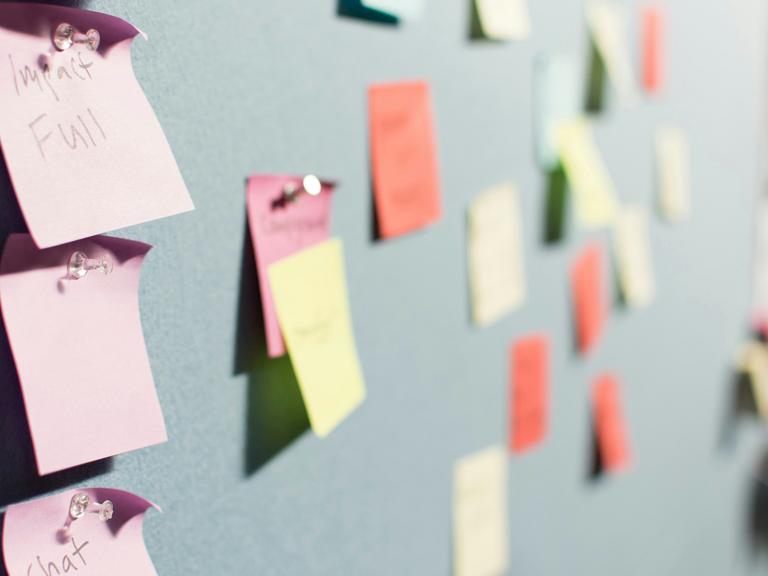 mange farvede post-it-sedler på opslagstavle