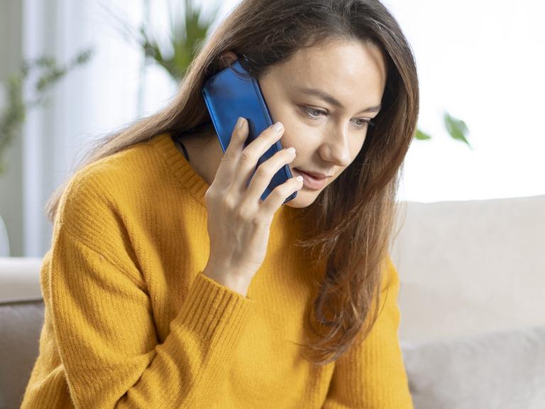 Kvinde taler i telefon