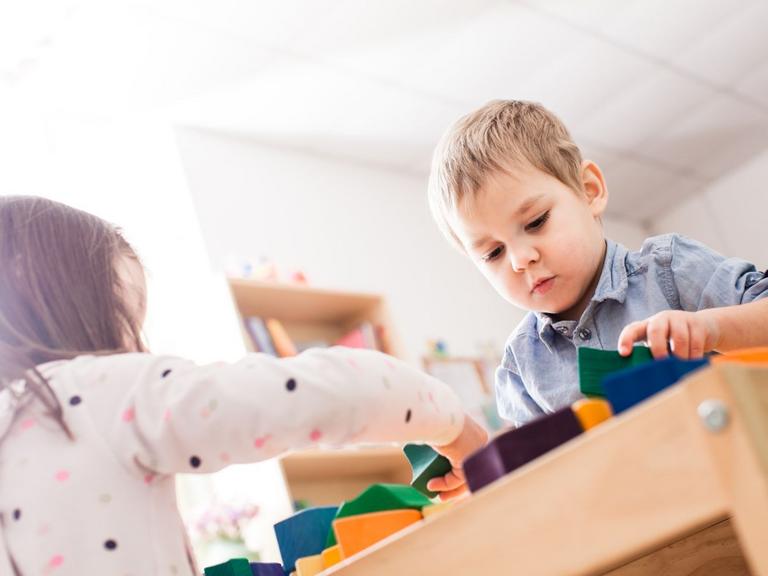 Når vi bygger sammen, kan vi mere. Det er et af hovedtemaerne i den fællesskabende pædagogik.