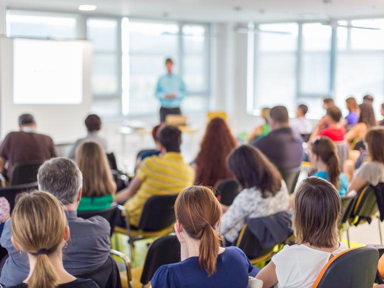 Konference med stort publikum