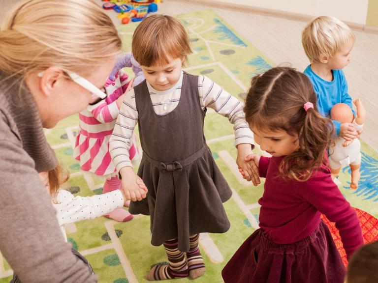 Foto af børnehavebørn, der leger
