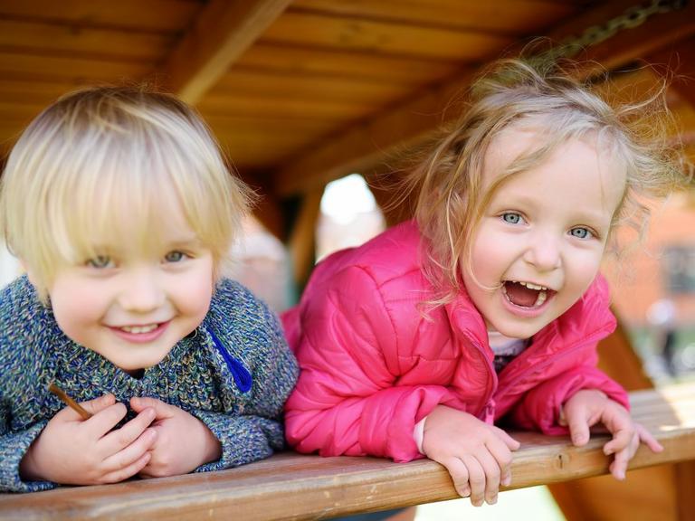 To glade børn i legehus