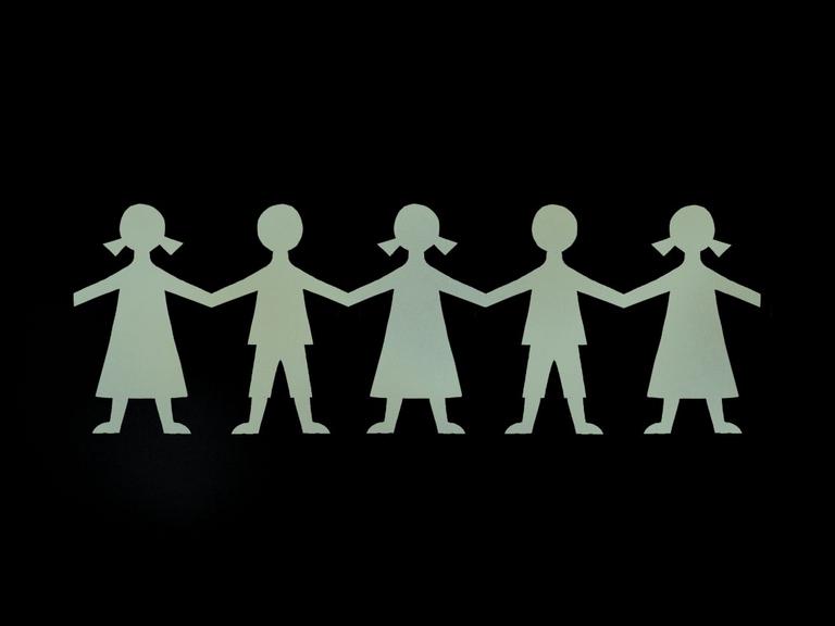 Illustration af figurer, der holder hinanden i hænderne