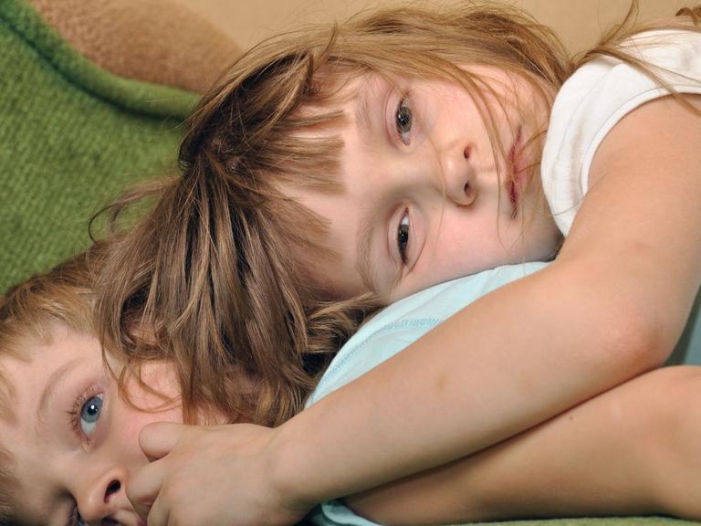 Børn ligger trætte sammen