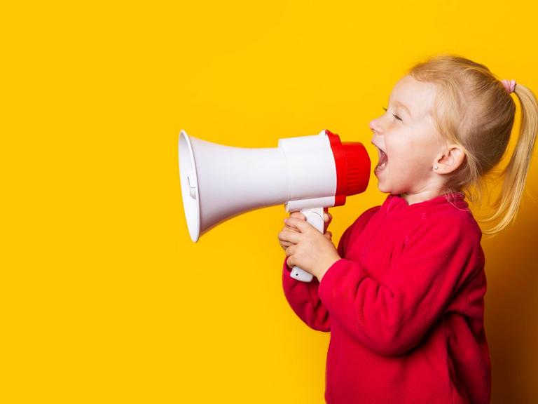 Barn holder en megafon