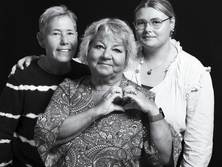 Tre pædagoger står sammen