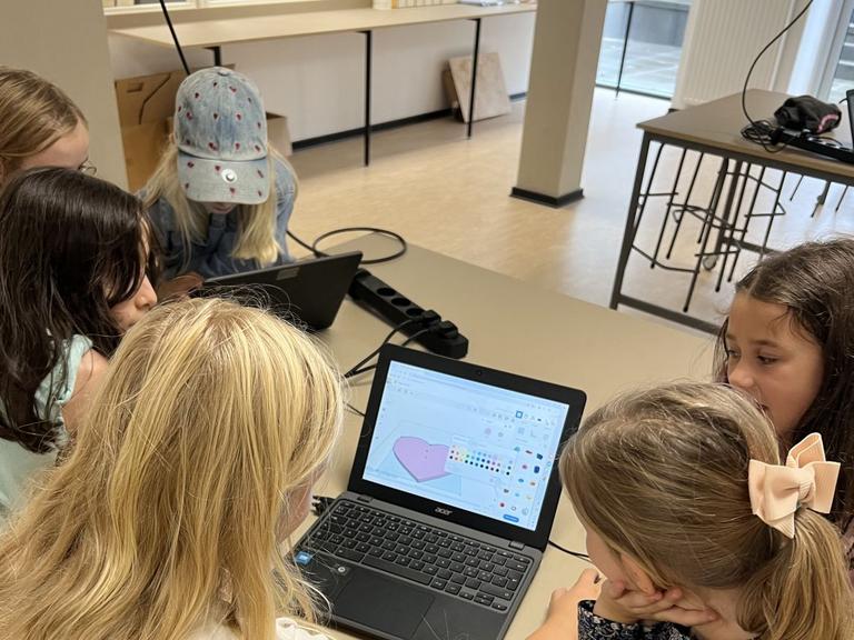 Foto af børn, der deltager i FabLab