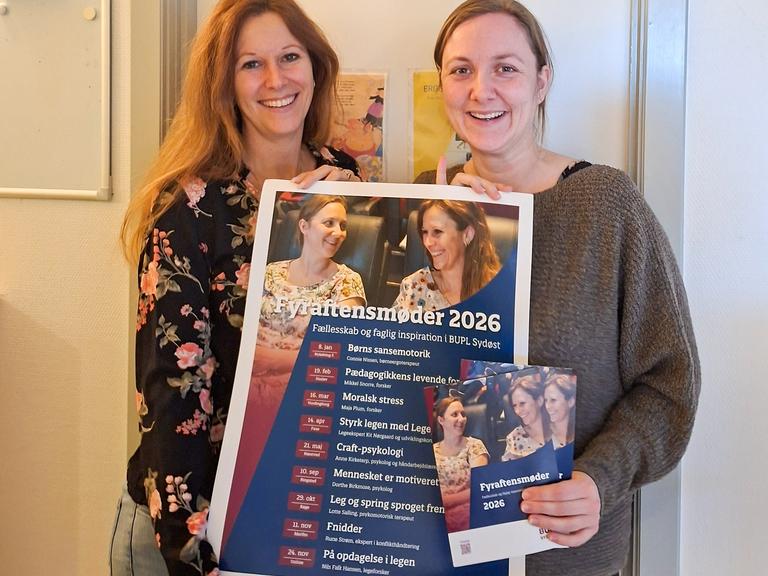 To pædagoger holder plakat og folder om fyraftensmøder i 2026