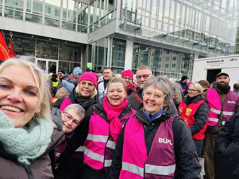 Foto af Elisa Rimpler og pædagoger foran KL ved OK26