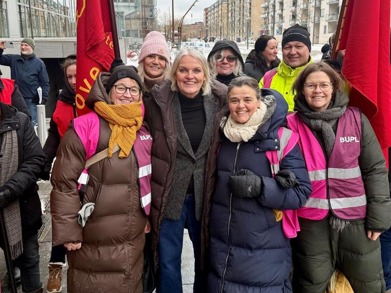 Foto af BUPL's formand Elisa Rimpler på vej ind til forhandlinger.