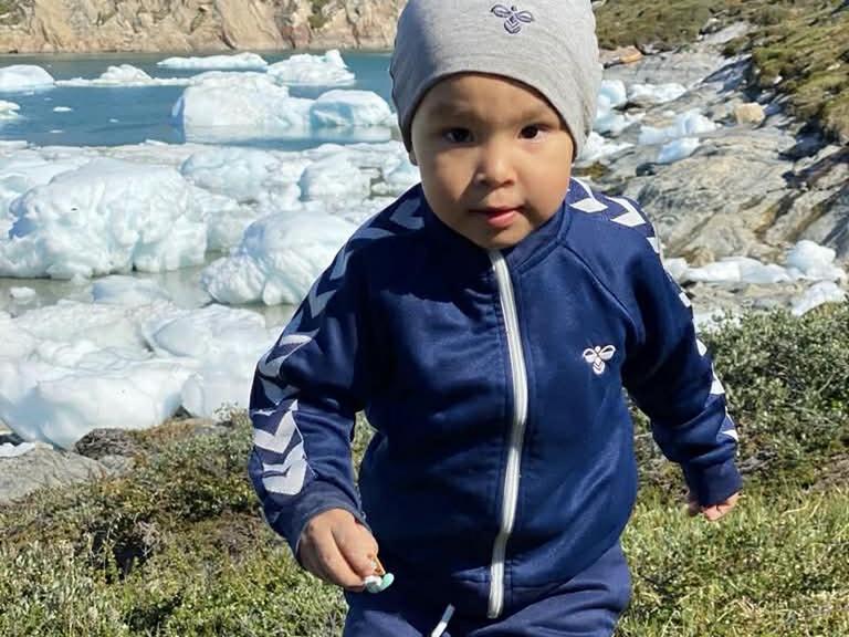 Foto af toårige Inuk i fjeldet