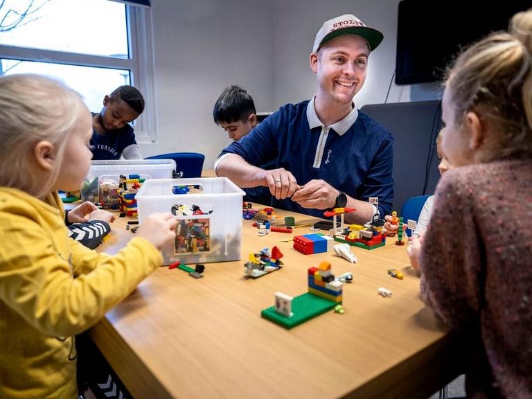 Pædagog Henrik Graulund Thorsen Pedersen med børn i Brombærbakken i Aalborg