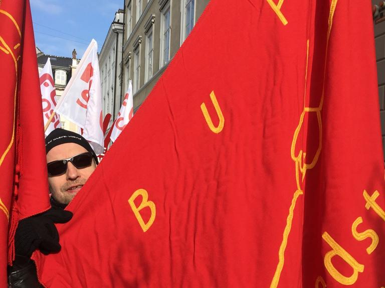 Foto fra demonstration foran forligsen