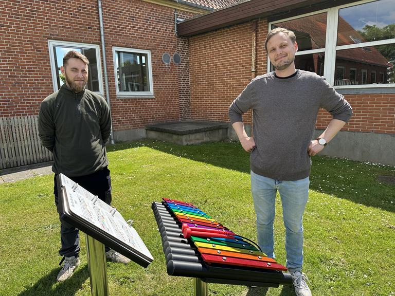 Billede af Patrick og Rasmus der står ved et instrument
